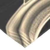 Beige gebogen linten, contrasterend met ingegravee tafelkleed (Gekanteld)