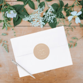 Beige gestileerde script bruiloft opslaan van de d ronde sticker