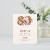 Beige gouden perzik bloemen 80e verjaardag uitnodi (Staand voorkant)