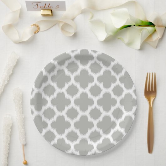 Beige Grey White Retro Ikat Quatrefoil Patroon Papieren Bordje (Huwelijk)