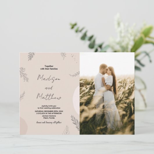 Beige Grijs Bruiloft Uitnodigingen met foto (Staand voorkant)