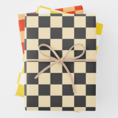 Beige + Grijs Check Checkerboard Patroon Inpakpapier Vel (In situ)