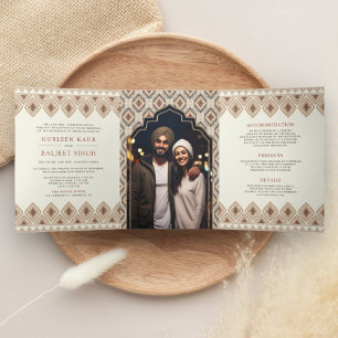 Beige Ikat All in One Anand Karaj Sikh Huwelijk Drieluik Uitnodiging