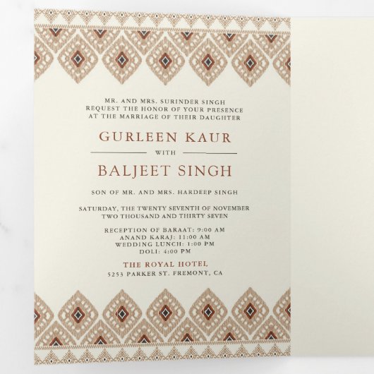 Beige Ikat Alles in een Anand Karaj Sikh bruiloft Drieluik Uitnodiging (Binnenzijde eerst)