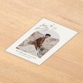 Beige Klasse van 2025 Arch Photo Afstuderen Acryl Uitnodigingen (Laagn)