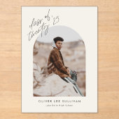 Beige Klasse van 2025 Arch Photo Afstuderen Acryl Uitnodigingen (Voorkant)