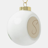 Beige Klassieke handgeschreven Initiaal monogram Keramische Bal Ornament (Links)