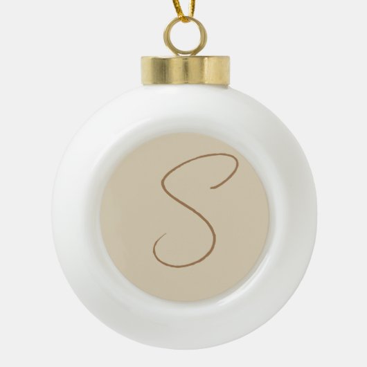 Beige Klassieke handgeschreven Initiaal monogram Keramische Bal Ornament (Voorkant)