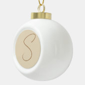 Beige Klassieke handgeschreven Initiaal monogram Keramische Bal Ornament (Rechts)