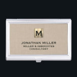 Beige Linen Monogrammed Visitekaarthouder<br><div class="desc">Verhoog uw professionele afbeelding met dit geavanceerde beige visitekaartje hoesje met een chic beige linnen print design en elegante gouden monogram. Het duurzame en stijlvolle hoesje maakt het perfecte accessoire voor netwerkgebeurtenissen of dagelijks gebruik. Pas uw eigen monogram,  naam en tekst van uw keuze aan voor een persoonlijke aanraking.</div>