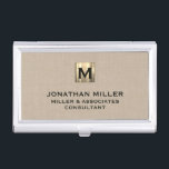 Beige Linen Monogrammed Visitekaarthouder<br><div class="desc">Verhoog uw professionele afbeelding met dit geavanceerde beige visitekaartje hoesje met een chic beige linnen print design en elegante gouden monogram. Het duurzame en stijlvolle hoesje maakt het perfecte accessoire voor netwerkgebeurtenissen of dagelijks gebruik. Pas uw eigen monogram,  naam en tekst van uw keuze aan voor een persoonlijke aanraking.</div>