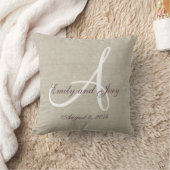 Beige Linen Paarse White Monogram Wedding Keepslag Kussen (Deken)
