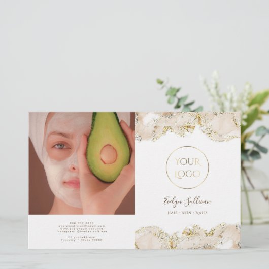 Beige marmering design bifold brochure (Staand voorkant)