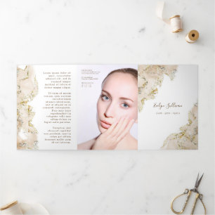 Beige marmerontwerp drievoudige brochure drieluik kaart