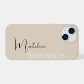 Beige Minimal Modern Initiaal Naam Script iPhone 15 Case (Achterkant horizontaal)