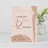 Beige minimalist en Elegant Birthday Invitation Kaart (Staand voorkant)