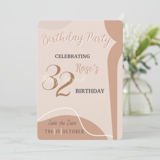 Beige minimalist en Elegant Birthday Invitation Kaart (Staand voorkant)