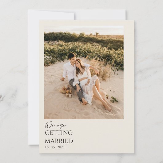 Beige Minimalistische Boho Neutrale Fotobruiloft Kaart (Achterkant)