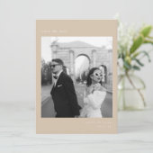 Beige Minimalistische Elegante Foto Save the date Kaart (Staand voorkant)