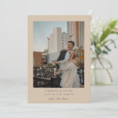 Beige Minimalistische Elegante Foto Save the date Kaart (Staand voorkant)