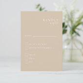 Beige minimalistische elegante RSVP kaart (Staand voorkant)
