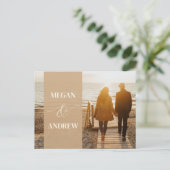 Beige minimalistische foto bruiloft briefkaart (Staand voorkant)