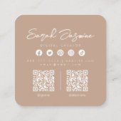 Beige minimalistische moderne influencer scanbaar vierkante visitekaartje (Achterkant)