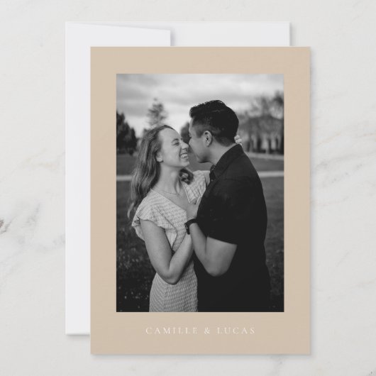 Beige Minimalistische tekst en foto Bewaar de datu Kaart (Achterkant)