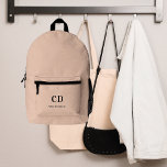 Beige modern monogram initialen naam bedrukte rugzak<br><div class="desc">Beige achtergrond,  zwarte tekst. Personaliseer en voeg uw monogram initialen en volledige naam toe.</div>