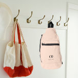Beige modern monogram initialen naam sling bag<br><div class="desc">Beige achtergrond,  zwarte tekst. Personaliseer en voeg uw monogram initialen en volledige naam toe.</div>