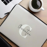 Beige moderne minimalistische monogram laptop sleeve<br><div class="desc">Moderne minimalistische monogram ontwerp.</div>