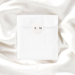 Beige Monogram Elegante bruiloft Ronde Sticker<br><div class="desc">Voeg een vleugje elegantie toe aan uw huwelijksdetails met deze gepersonaliseerde sticker met het monogram van het paar in het midden, waardoor een verfijnd brandpunt ontstaat. De tekst is prachtig weergegeven in een elegant schreeflettertype en biedt een tijdloos en verfijnd ontwerp. Ideaal voor het verzegelen van huwelijksuitnodigingen, gunsten of cadeautassen,...</div>