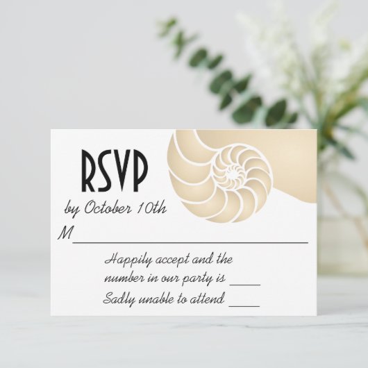 Beige Nautilus Shell Beach Wedding RSVP Kaartje (Staand voorkant)