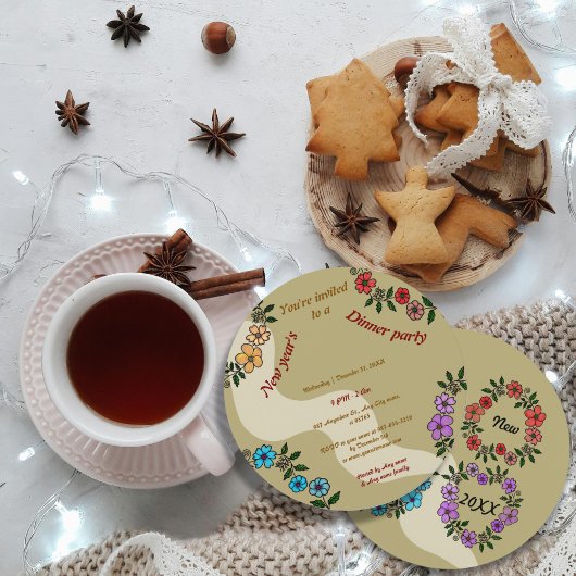 Beige nieuwjaarsdiner met bloemenkrans kaart