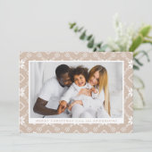 Beige Nordic Snowflake Pattern Foto Feestdagenkaart (Staand voorkant)