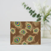 Beige Peacock Feathers op Chocolate Brown Briefkaart (Staand voorkant)