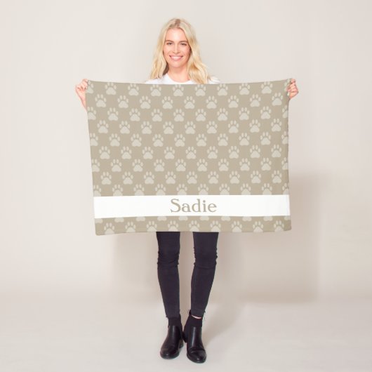 Beige Pootafdrukken Patroon Met Aangepaste Naam Fleece Deken (In situ)