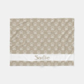 Beige Pootafdrukken Patroon Met Aangepaste Naam Fleece Deken (Voorkant (Horizontaal))