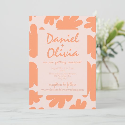 Beige Retro Bloemen met QR Huwelijksuitnodiging Kaart (Staand voorkant)