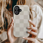 Beige Retro-controle iPhone 16 Hoesje<br><div class="desc">Trendy boho dambord print telefoonhoesje in lichtbeige en crème kleuren. Gebruik de ontwerpgereedschappen om uw eigen monogram,  naam of andere tekst toe te voegen of wijzig de achtergrondkleur in creëer een unieke apparaathoes.</div>