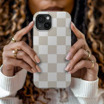 Beige Retro-controle iPhone 15 Case<br><div class="desc">Trendy boho dambord print telefoonhoes in licht beige en witte kleuren. Gebruik de ontwerpgereedschappen om je eigen monogram,  naam of andere tekst toe te voegen,  of verander de achtergrondkleur in creëer een unieke apparaatcover.</div>