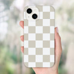 Beige Retro-controle Case-Mate iPhone 14 Hoesje<br><div class="desc">Trendy boho dambord print telefoonhoes in licht beige en witte kleuren. Gebruik de ontwerpgereedschappen om je eigen monogram,  naam of andere tekst toe te voegen,  of verander de achtergrondkleur in creëer een unieke apparaatcover.</div>