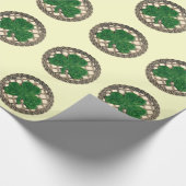 Beige shamrock on Celtic Knots wrapping Paper Cadeaupapier (Hoek)