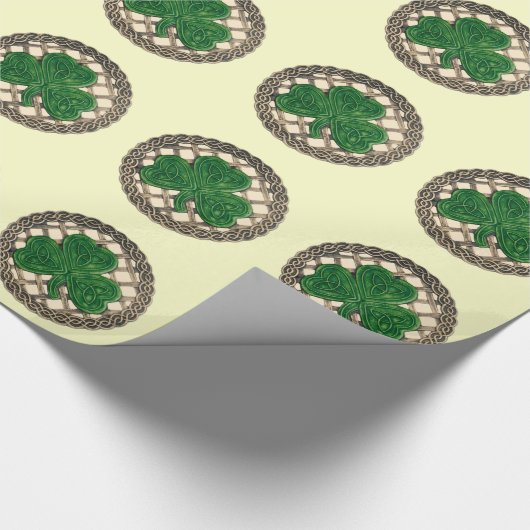Beige shamrock on Celtic Knots wrapping Paper Cadeaupapier (Hoek)
