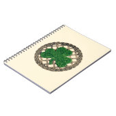 Beige Shamrock Op Keltische Knopen Spiraal Notitie Notitieboek (Linkerzijde)