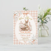 Beige Some Bunny Is On The Way Floral Baby Shower Kaart (Staand voorkant)