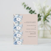 Beige stoffige blauwe bloemen bruiloft uitnodiging (Staand voorkant)