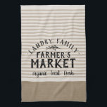 Beige Stripes Custom Farmer's Market | Boerderij Theedoek<br><div class="desc">Moderne boerderij streep boerenmarkt keukenhanddoek gepersonaliseerd met uw stad, familienaam of andere aangepaste tekst. Houd er rekening mee dat de subtiele linnen textuur deel uitmaakt van het bedrukte ontwerp en het product niet van echt linnen is gemaakt. Klik op de knop Aanpassen om je eigen tekst toe te voegen en...</div>