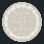 Beige Talavera Tegel Spaans Fiesta Wedding Favorie Ronde Sticker<br><div class="desc">Iedereen houdt van een feest! Dit collectie is een mix van elegantie en cultuur, geïnspireerd op de traditionele Mexicaanse Talavera tegel. De delicate beige bloemenrand straalt sophisticatie en een vleugje feestelijke charme uit, waardoor het perfect is voor uw Spaanse of Mexicaanse geïnspireerde viering. Of u nu een groot feest of...</div>