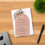 Beige taupe rozen pampas boogvrij bruiloft acryl uitnodigingen